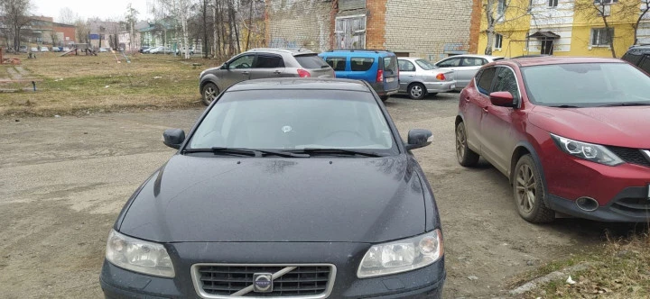 Автомобиль VOLVO S60, 2006г.в., идентификационный номер (VIN): YV1RS654972614146, регистрационный знак: Н974УУ 96. Обременения (ограничения): залог в пользу «Банк24.ру» (ОАО).